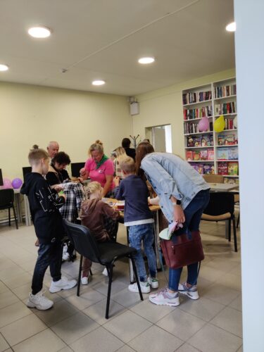 Renginys bibliotekoje. Bibliotekoje gausu žmonių.