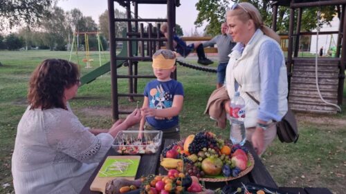 Užrištomis akimis bando atspėti vaisių ar daržovę. Vynuogės, obuoliai, mangas, bananas, slyvos, nektarinai, pomidorai, cukinija, paprikos, svogūnai, česnakai. Čiulpinukai. Muilo burbulai. Vaikų žaidimų aikštelė.