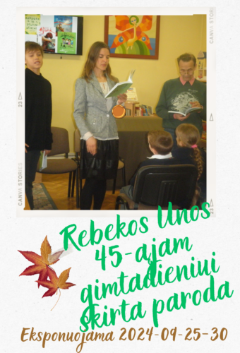 Stovi berniukas, moteris ir vyras. Berniukas kažką sako, deklamuoja. Moteris ir vyras skaito iš knygų. Priešais juos sėdi vaikai. Afiša skelbia "Rebekos Unos 45-ajam gimtadieniui skirta paroda"