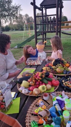 Užrištomis akimis bando atspėti vaisių ar daržovę. Vynuogės, obuoliai, mangas, bananas, slyvos, nektarinai, pomidorai, cukinija, paprikos, svogūnai, česnakai. Čiulpinukai. Muilo burbulai.
