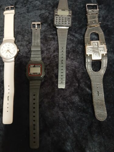 4 rankiniai laikrodžiai. 2 mechaniniai laikrodžiai, 2 elektroniniai laikrodžiai.