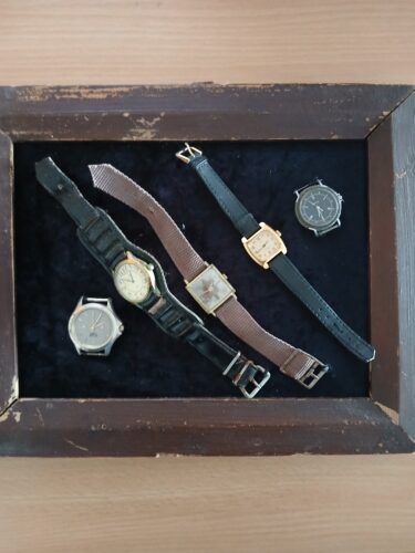 5 rankiniai laikrodžiai. 3 laikrodžiai su dirželiais.