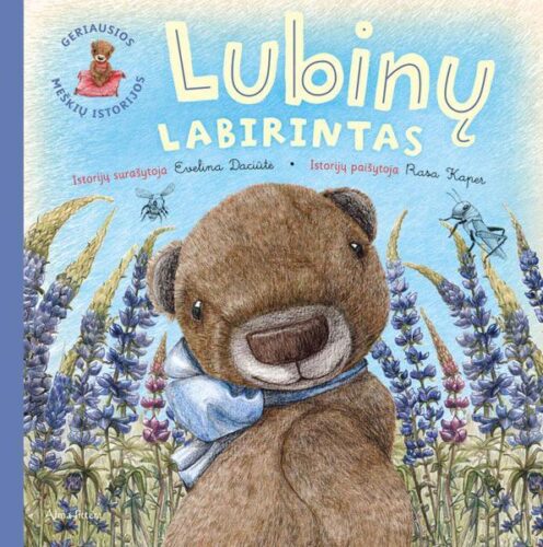 Evelinos Daciūtės knygos „Lubinų labirintas“ viršelis. Lubinų pievoje rudas pliušinis meškiukas su melsvu kaspinu aplink kaklą.